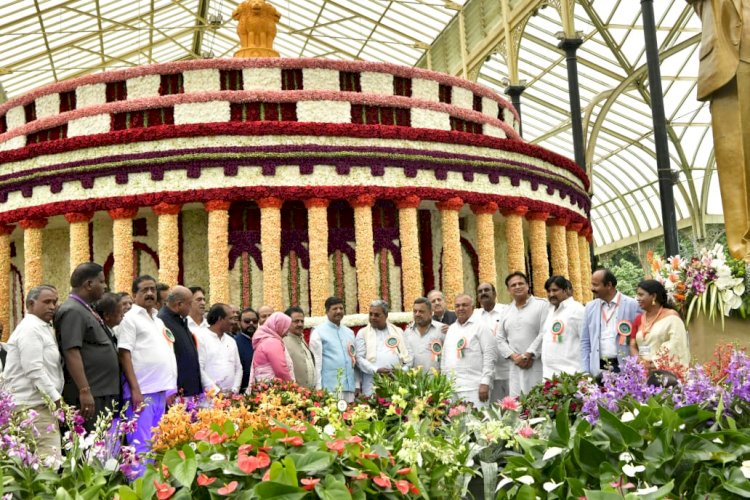 ಸಂವಿಧಾನಶಿಲ್ಪಿ ಡಾ.ಬಿ.ಆರ್.ಅಂಬೇಡ್ಕರ್ ವಿಷಯಾಧಾರಿತ ಸ್ವಾತಂತ್ರ್ಯೋತ್ಸವ 216ನೇ ಫಲಪುಷ್ಪ ಪ್ರದರ್ಶನ ಉದ್ಘಾಟಿಸಿದ ಸಿಎಂ