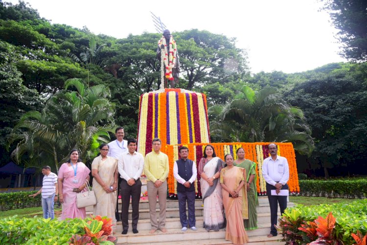 ಭಾರತ ಬಿಟ್ಟು ತೊಲಗಿ ಚಳುವಳಿ ದಿನ ಅಂಗವಾಗಿ ಗಾಂಧೀಜಿಯವರ ಪ್ರತಿಮೆಗೆ ಮಾಲಾರ್ಪಣೆ